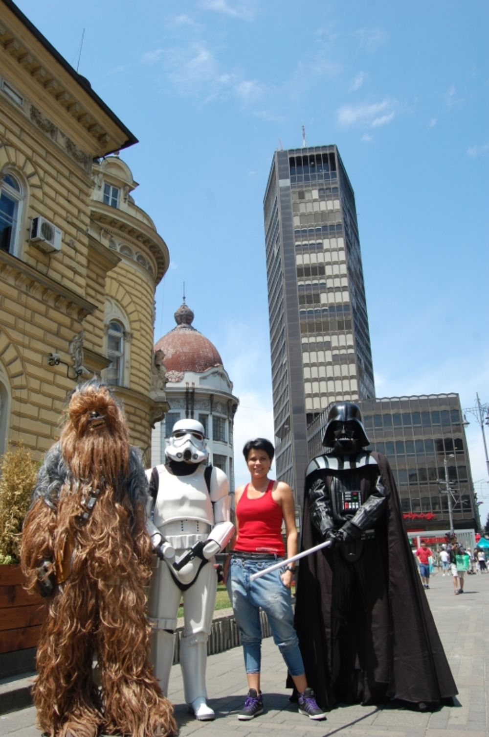 Prva konvencija posvećena epskoj sagi Star Wars u Srbiji održana je u nedelju 19. juna  u beogradskom SKC-u, a u multimedijalnom celodnevnom programu učestvovao je veliko broj fanova ove kultne sage, među kojima su bili i pevač Marko Bulat, poznat kao kolekcio