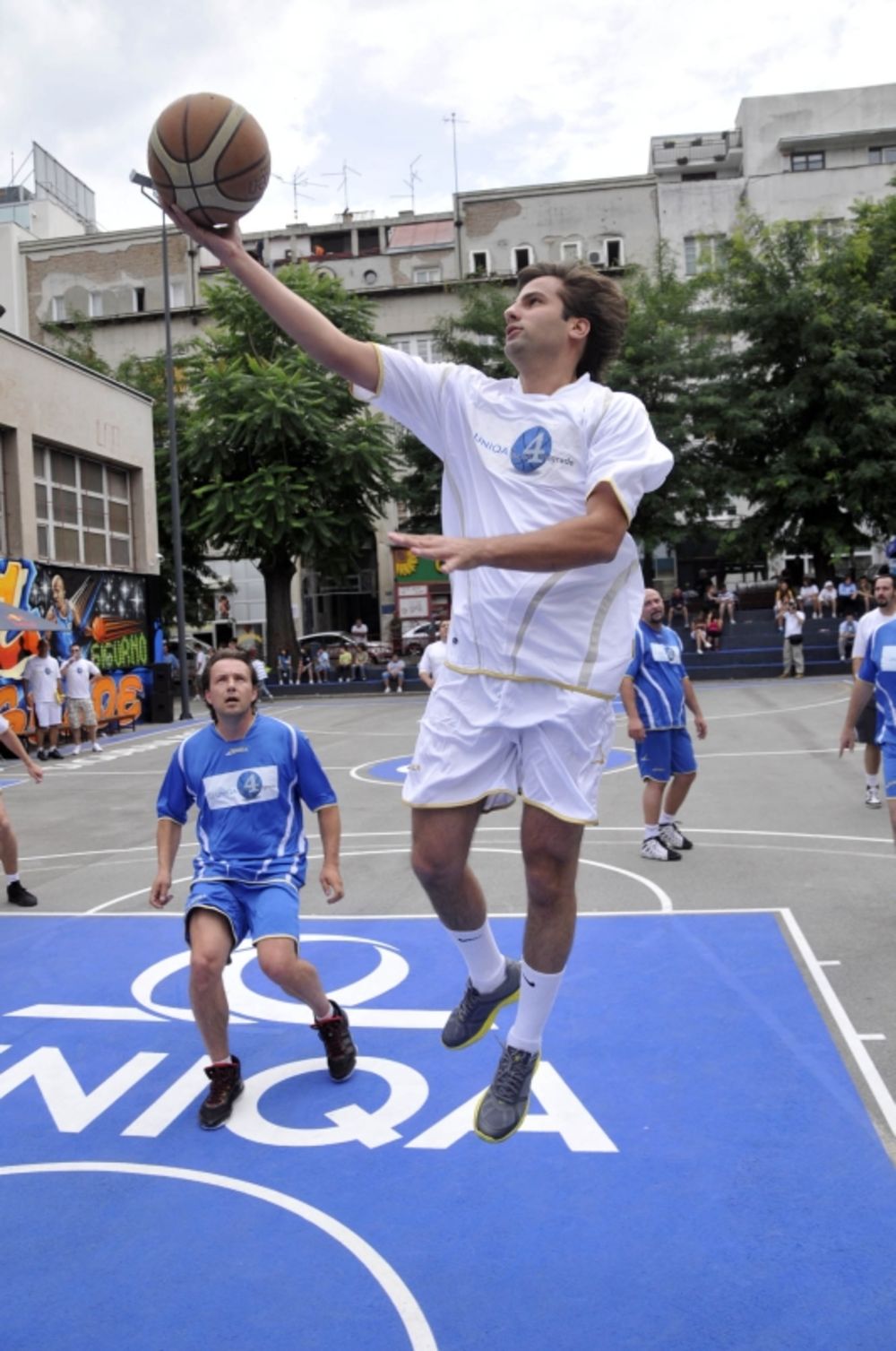 Povodom obeležavanja 5 godina poslovanja u Srbiji, UNIQA donirala OŠ  Mihailo Petrović Alas i preuredila košarkaške terene. U humanitarnoj akciji Uniqa Basket For Belgrade, učestvovali su Bane Lalić MVP, Gru, Andrej Kulundžić, Luka Tešanović, Dejan Udovičić, M