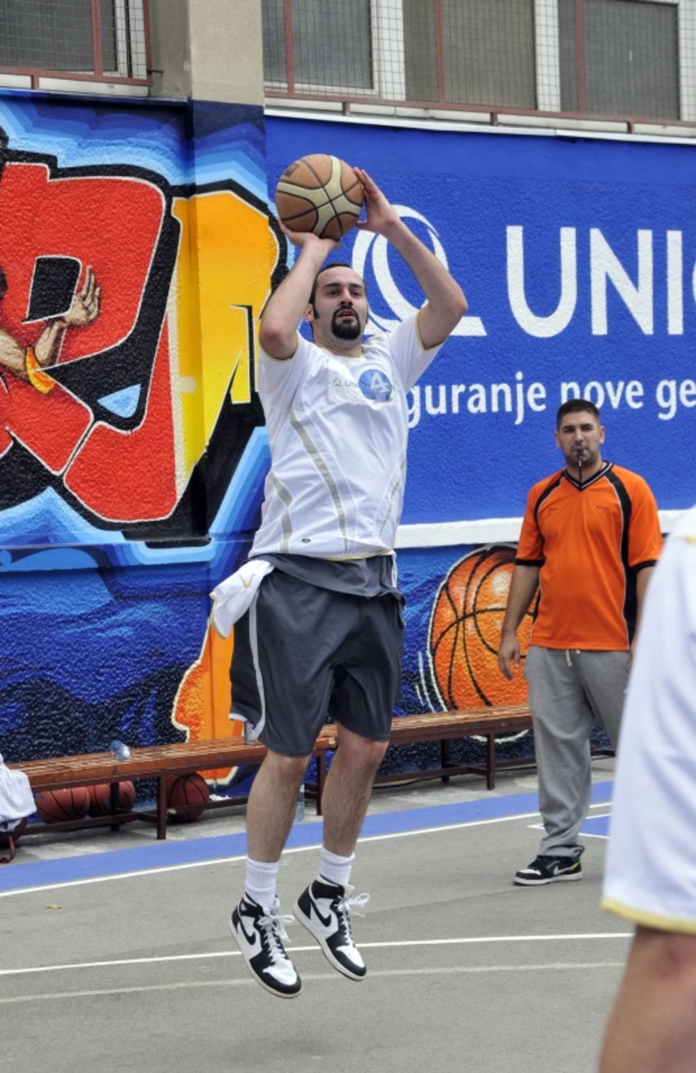 Povodom obeležavanja 5 godina poslovanja u Srbiji, UNIQA donirala OŠ  Mihailo Petrović Alas i preuredila košarkaške terene. U humanitarnoj akciji Uniqa Basket For Belgrade, učestvovali su Bane Lalić MVP, Gru, Andrej Kulundžić, Luka Tešanović, Dejan Udovičić, M