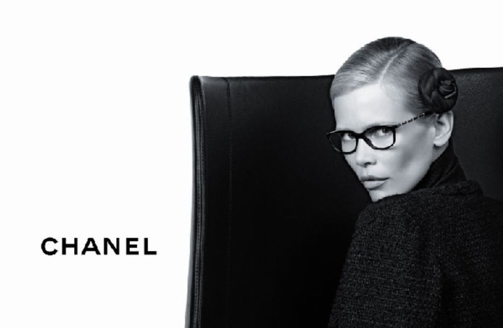 U editorijalu kojim Chanel promoviše najnoviju seriju naočara, četrdesetogodišnji supermodel Klaudija Šifer pokazala je da i  danas izgleda jednako izazovno kao i pre trideset i četiri godine kada ju je legendarni Karl Lagerfeld odabrao za jedno od zaštitnih l