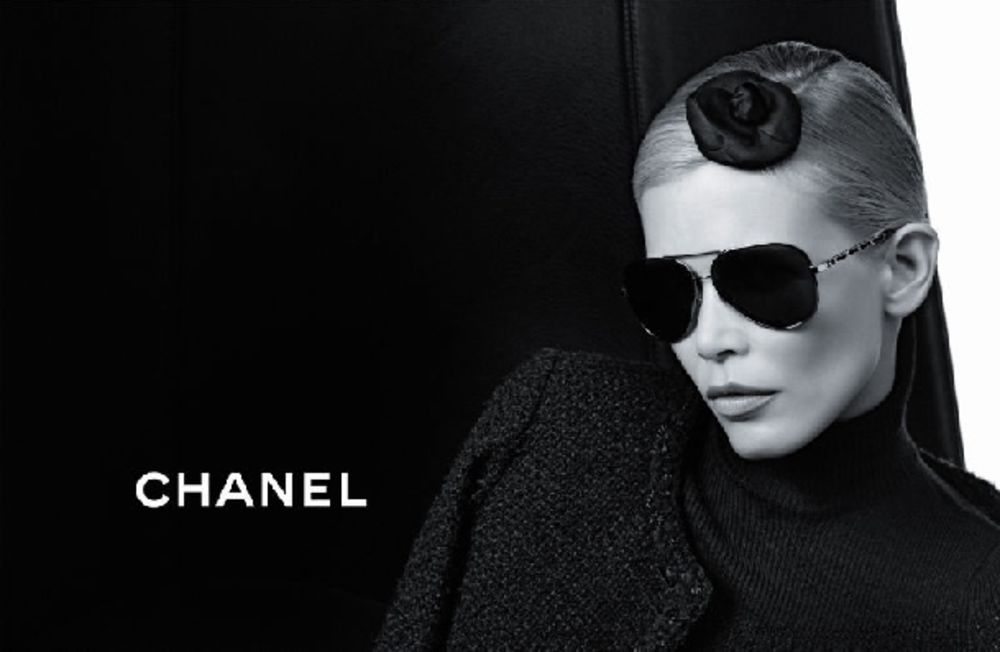 U editorijalu kojim Chanel promoviše najnoviju seriju naočara, četrdesetogodišnji supermodel Klaudija Šifer pokazala je da i  danas izgleda jednako izazovno kao i pre trideset i četiri godine kada ju je legendarni Karl Lagerfeld odabrao za jedno od zaštitnih l