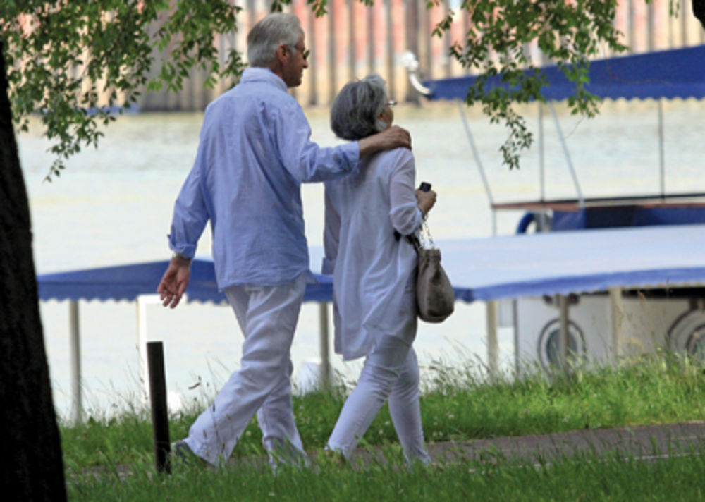 Tokom skladnog braka, slavni glumac i reditelj Ljubiša Samardžić (74) i njegova supruga Mirjana (75) postali su i najbolji prijatelji, a da su srodne duše svedoči i to što i posle pet i po decenija braka vode interesantne razgovore.