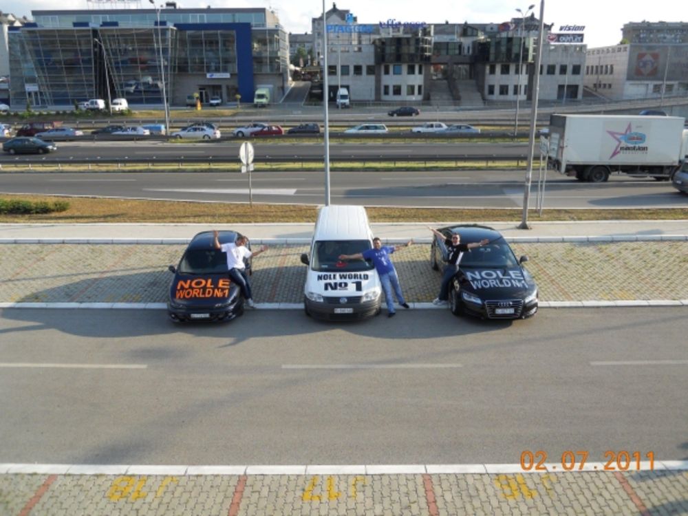 U čast izbijanja Novaka Đokovića na vrh ATP liste, pop zvezda Vlado Geogriev ukrasio je svog četvorotočkaša marke audi, natpisom Nole broj jedan. Pevač je ovu zanimljivu aplikaciju na svom autu, ovekovečio i fotografisanjem nadomak Beogradske arene. Inače, Vla