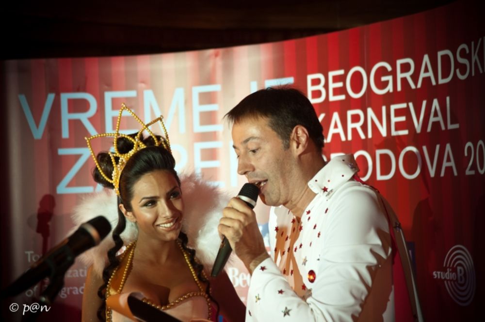 Sinoć u Blue Diamond Baru Grand kazina Beograd, Monika Sužnjević je ponela lentu kraljice Osmog beogradskog karnevala brodova koji se održava u subotu, 2. jula na Savskom pristaništu.