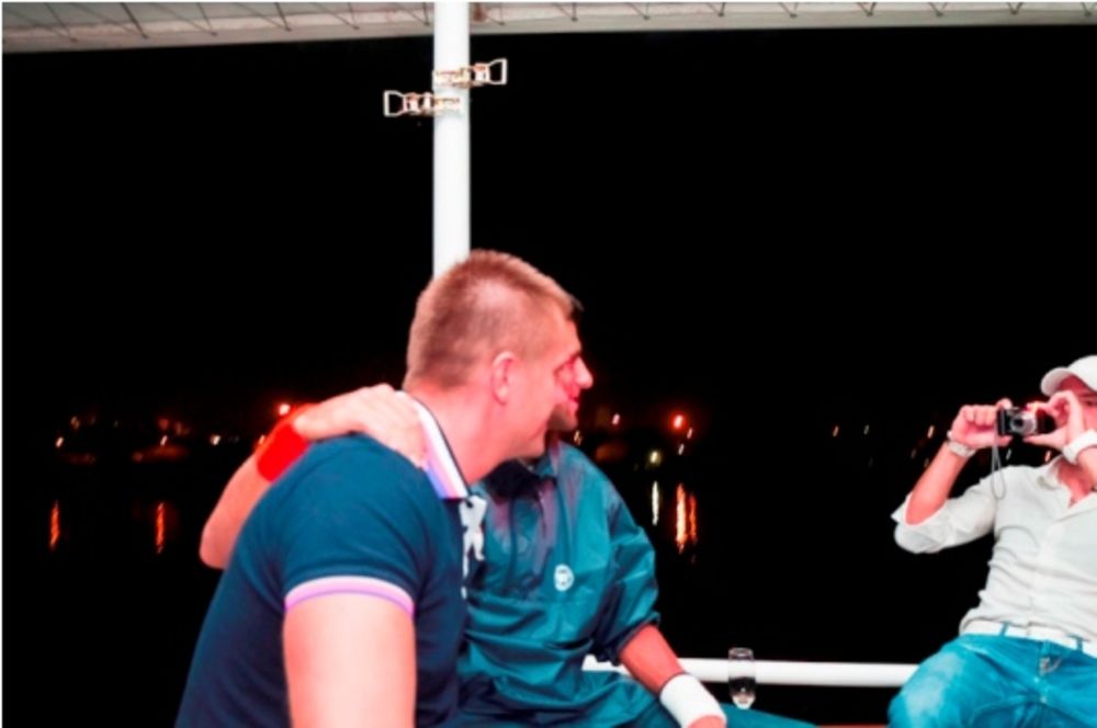 Najbolji svetski teniser proslavio je titulu na omiljenom prestoničkom splavu Fristajler. Đoković je utorak uveče sa rođenom braćom Markom i Đorđem i prijateljima, ali bez devojke Jelene u centralnom separeu kluba zalio titulu. Hektolitri najskupljeg šampanjca