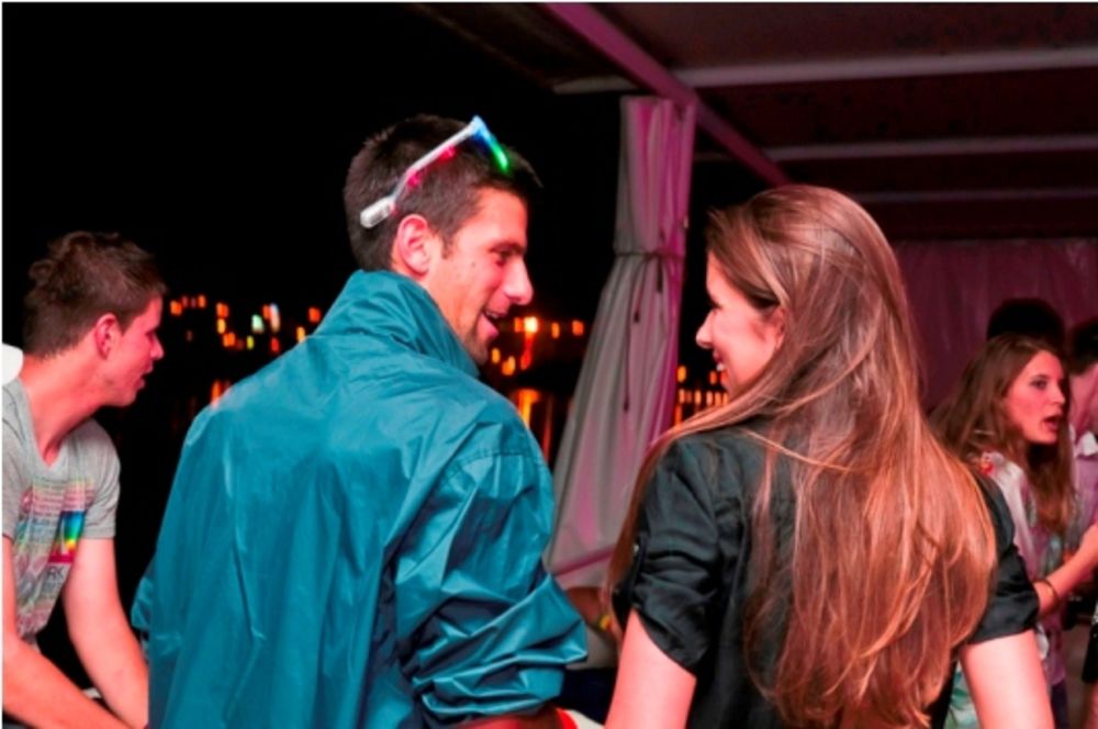 Najbolji svetski teniser proslavio je titulu na omiljenom prestoničkom splavu Fristajler. Đoković je utorak uveče sa rođenom braćom Markom i Đorđem i prijateljima, ali bez devojke Jelene u centralnom separeu kluba zalio titulu. Hektolitri najskupljeg šampanjca