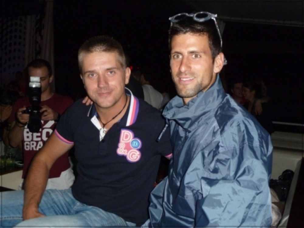 Najbolji svetski teniser proslavio je titulu na omiljenom prestoničkom splavu Fristajler. Đoković je utorak uveče sa rođenom braćom Markom i Đorđem i prijateljima, ali bez devojke Jelene u centralnom separeu kluba zalio titulu. Hektolitri najskupljeg šampanjca