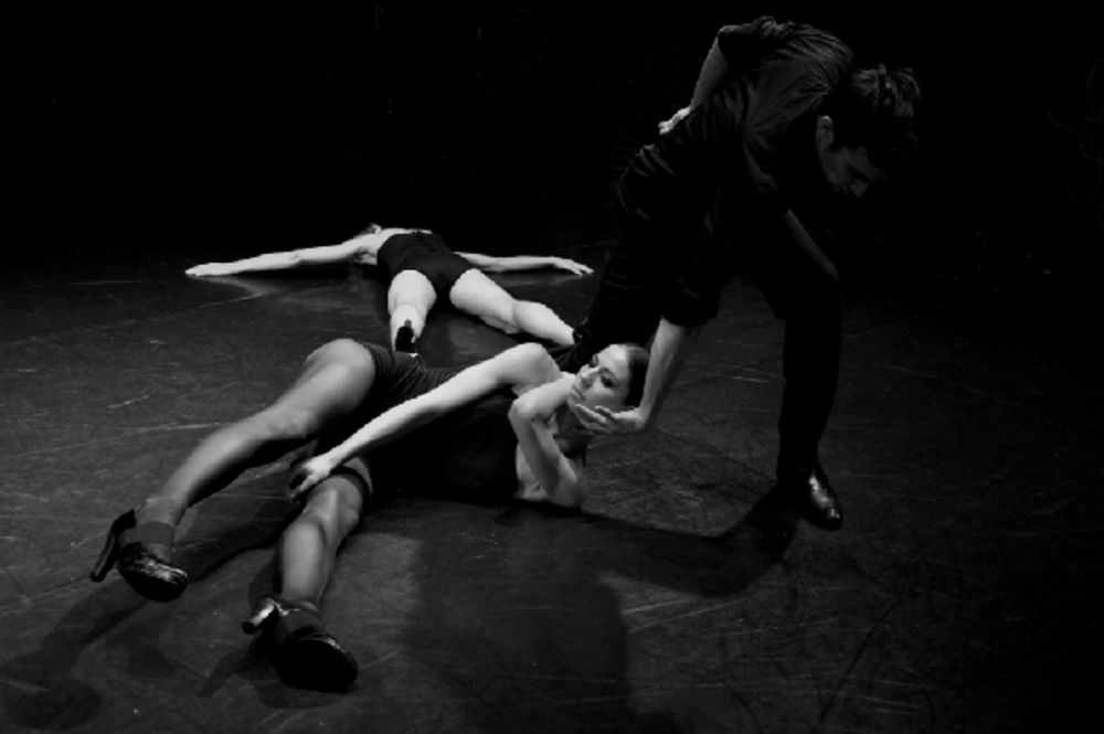 Plesna predstava nastala u koprodukciji Bitefa i Budva grad tetra, Božanstvena komedija, imaće svoju premijeru 7. avgusta u Budvi i 14. oktobra u Beogradu. Za koncept, koreografiju, scenografiju i dizajn svetla predstave zaslužan je Edvard Klug, za muziku Boru