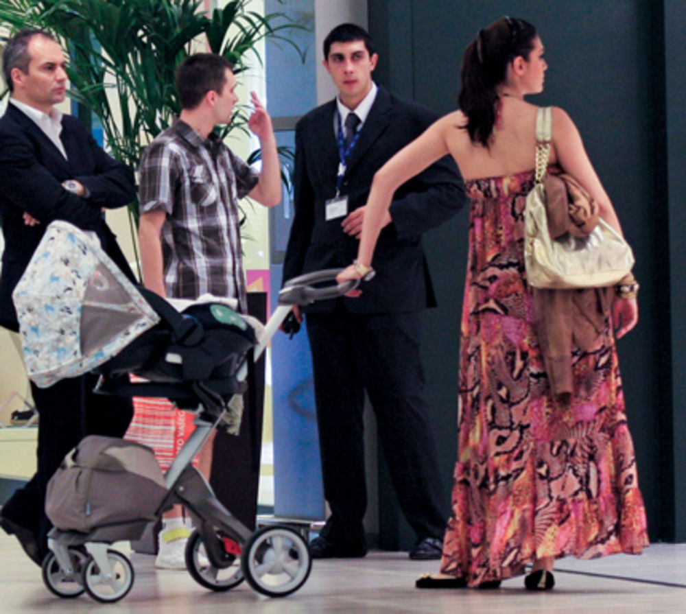 Popularna voditeljka TV Prva Nina Radulović Lečić (24) iskoristila je sunčane dane kako bi sa svojim tromesečnim sinom Lavom otišla u šoping.