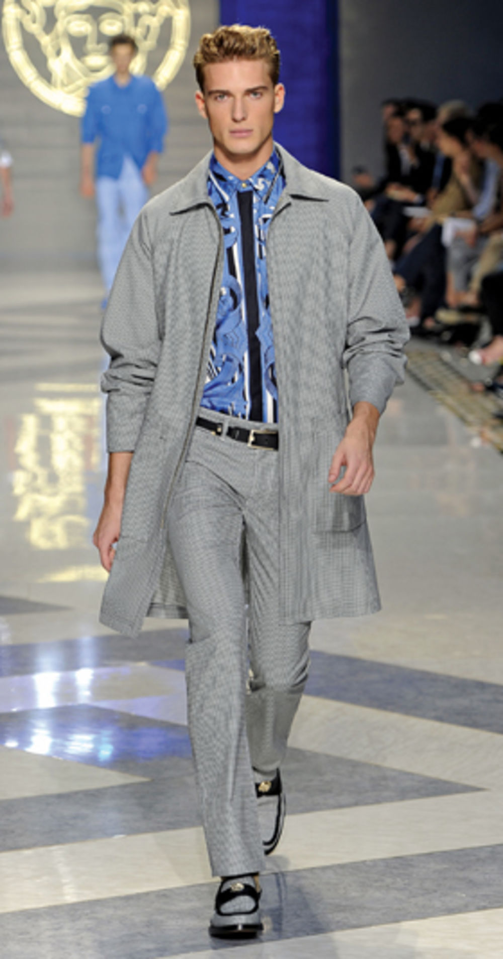 Milanska Nedelja mode namenjena jačem polu počela je novom kolekcijom Burberry brenda, a zanimljive modele predstavili su i kreatori iz modnih kuća D&G, Versace i Gucci. Milano je pored romantike predstavio i visoku modu za jesen-zimu 2011/2012. godine, a