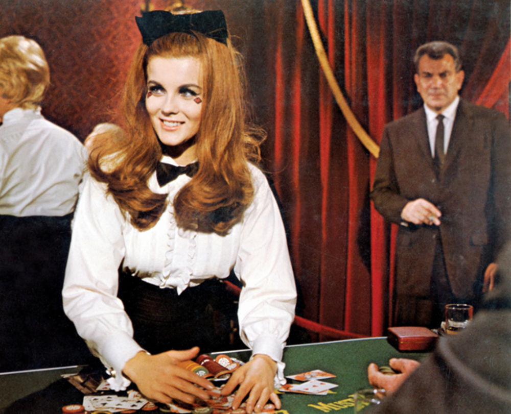 Detalj bez kojeg mnogi dizajneri nisu umeli da zamisle svoje kreacije, mašna, svojim raznoraznim oblicima i dimenzijama doprinela je da se obogate mnogobrojni moderni odevni predmeti