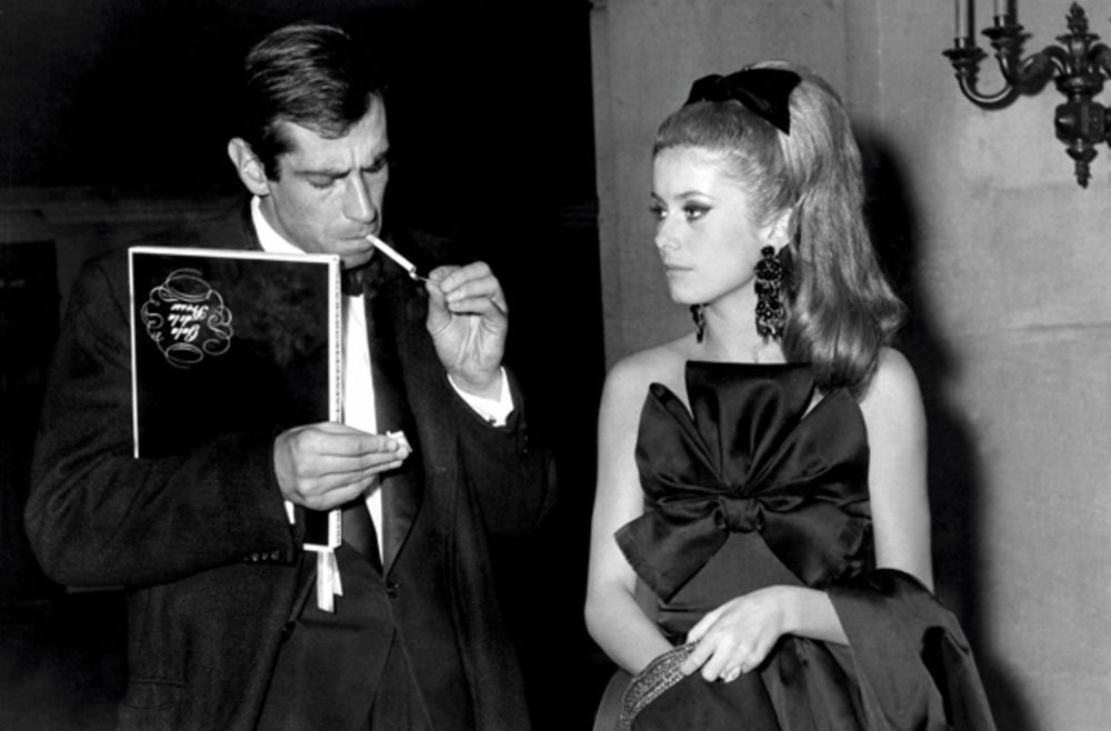 Detalj bez kojeg mnogi dizajneri nisu umeli da zamisle svoje kreacije, mašna, svojim raznoraznim oblicima i dimenzijama doprinela je da se obogate mnogobrojni moderni odevni predmeti