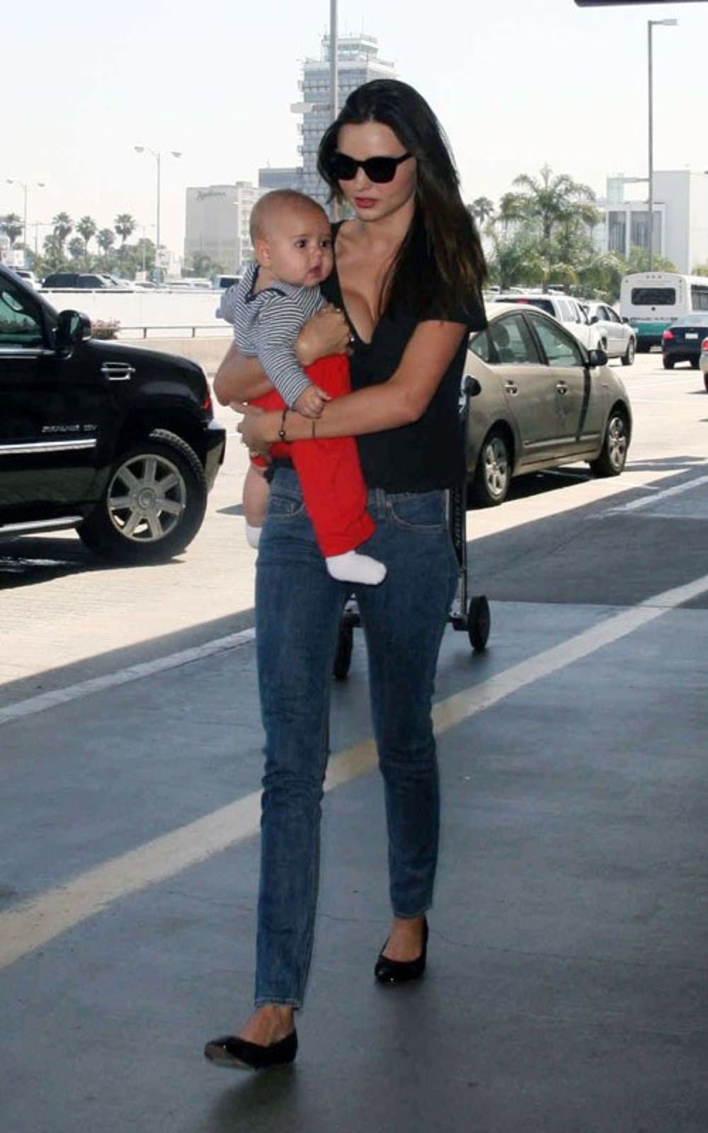 Manekenka australijskog porekla Miranda Ker provela je jedan deo američkog praznika 4. juli zajedno sa svojim sinom Flinom Kristoferom na aerodromu u Los Anđelesu, čekajući na avion koji će anđeoski građenu mamu i sedmomesečnu bebu prevesti u zagrljaj glavi nj