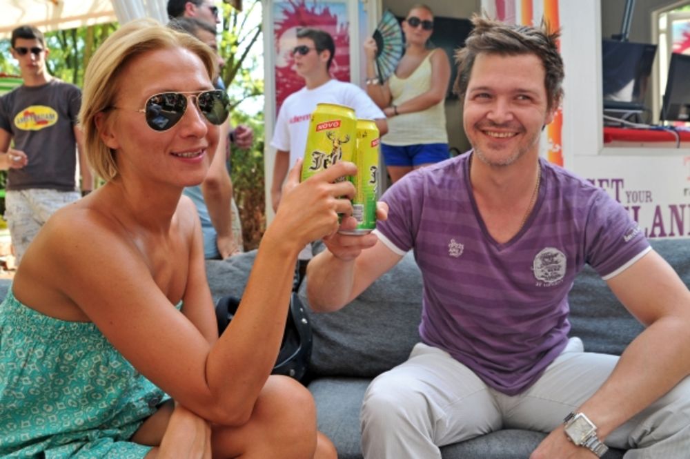 Pravom letnjom žurkom u klubu Time Out, na Adi Ciganliji koja je okupila brojne Beograđane i poznate ličnosti, Apatinska pivara predstavila je prvo domaće pivo sa ukusom limuna, Jelen Fresh Limun! U potrazi za pravim osveženjem, nedeljno popodne na Beogradskom