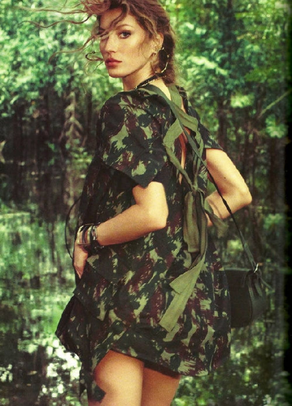 Supermodel Žizel Bundšen osvanula je na naslovnici brazilskog izdanja magazina Vogue. Tridesetogodišnja lepotica je u ovom editorijalu pokazala da se baš kako u urbanoj džungli visoke mode, podjednako dobro snalazi i u divljem ambijentu amazonske prašume i net