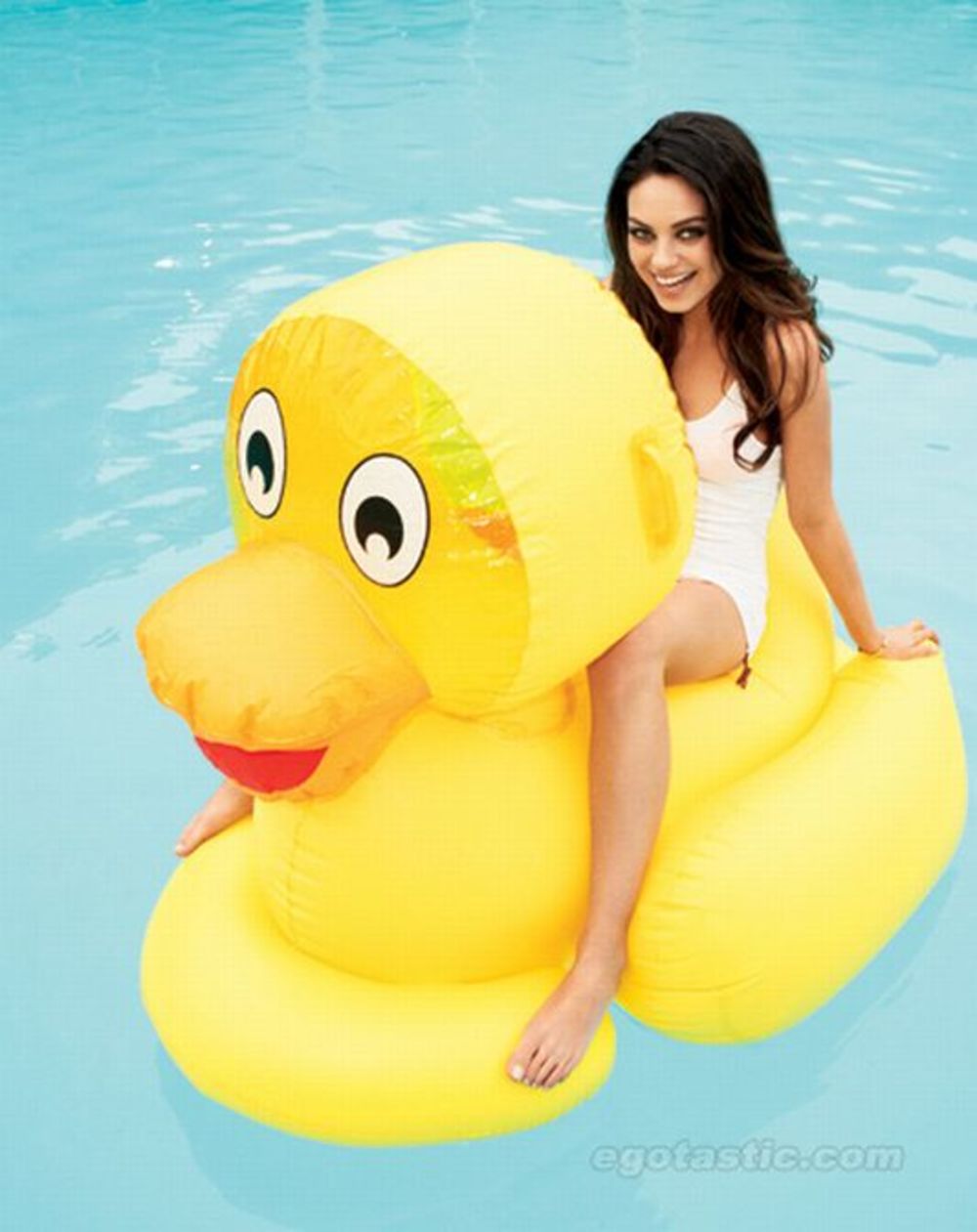 Američka glumica Mila Kunis, zvezda serije Vesele sedamdesete, trenutno promoviše novu romanitčnu komediju Friends with Benefits, u kojem tumači ulogu devojke zaposlene u magazinu  GQ, a upravo se za ovaj magazin fotografisala u izazovnom izdanju