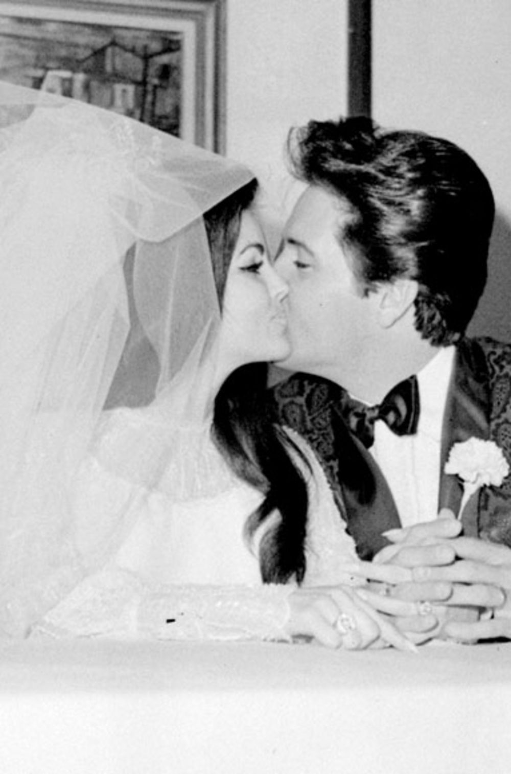 Pogledajte galeriju najromantičnijih poljubaca novopečenih bračnih parova kao što su Lorin Bekol i Hemfri Bogart, Džoan Vudvord i Pol Njumen, Džon F. Kenedi i Kerolin Beset, Merilin Monro i Džo di Mađo, Elvis i Prisila Prisli, Elizabet Tejlor i Ričard Barton,