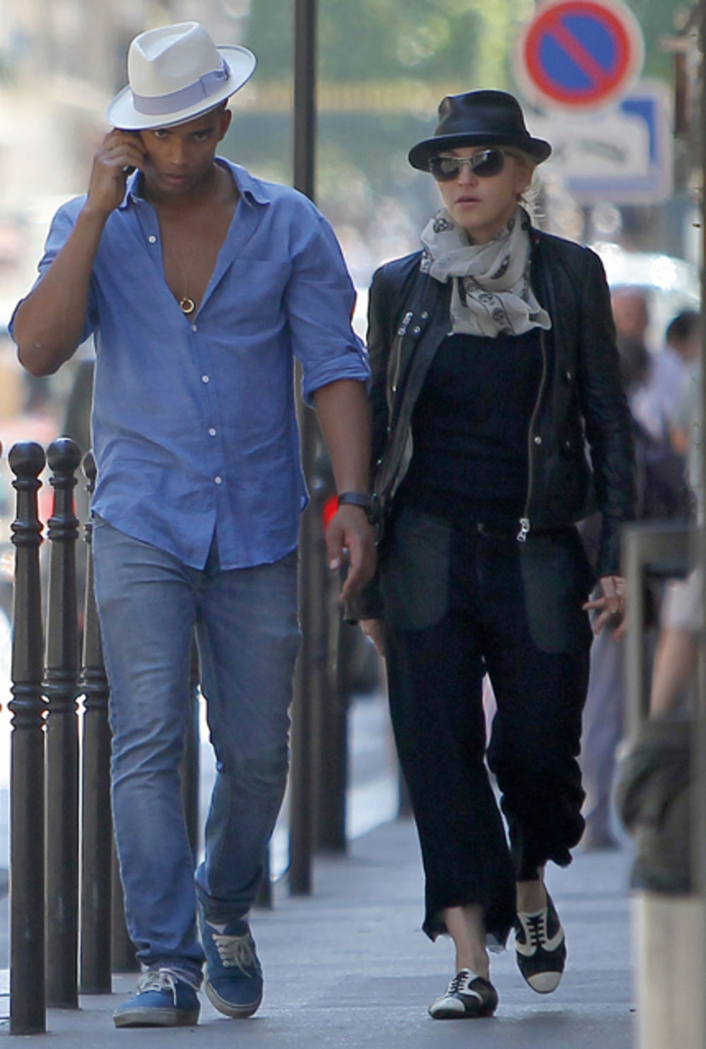 Mada se krajem aprila spekulisalo da je slavna pevačica Madona (52) definitivno okončala vezu sa francuskim hip hop igračem Brahimom Zaibatom (24), njih dvoje su nedavno fotografisani tokom šopinga i šetnje po britanskoj prestonici.