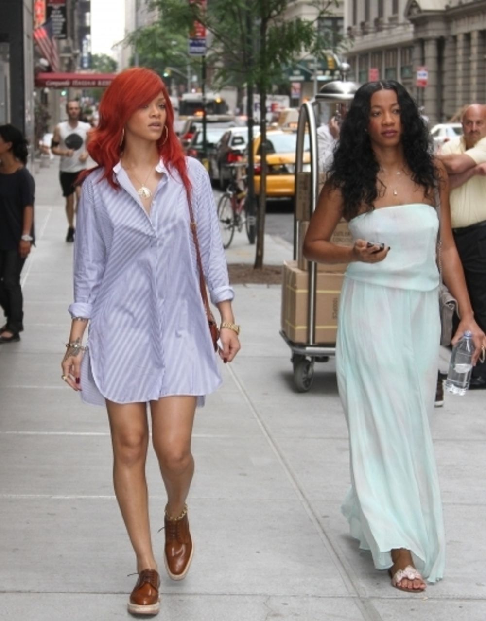 Slavna pevačica Rijana iskoristila je priliku da pre svog fenomenalnog nastupa u klubu na njujorškom Long ajlendu prošeta Velikom jabukom kako bi videla znamenitosti ovog slavnog grada, ali i obavila šoping u jednoj od prestonica svetske modne industrije. Među