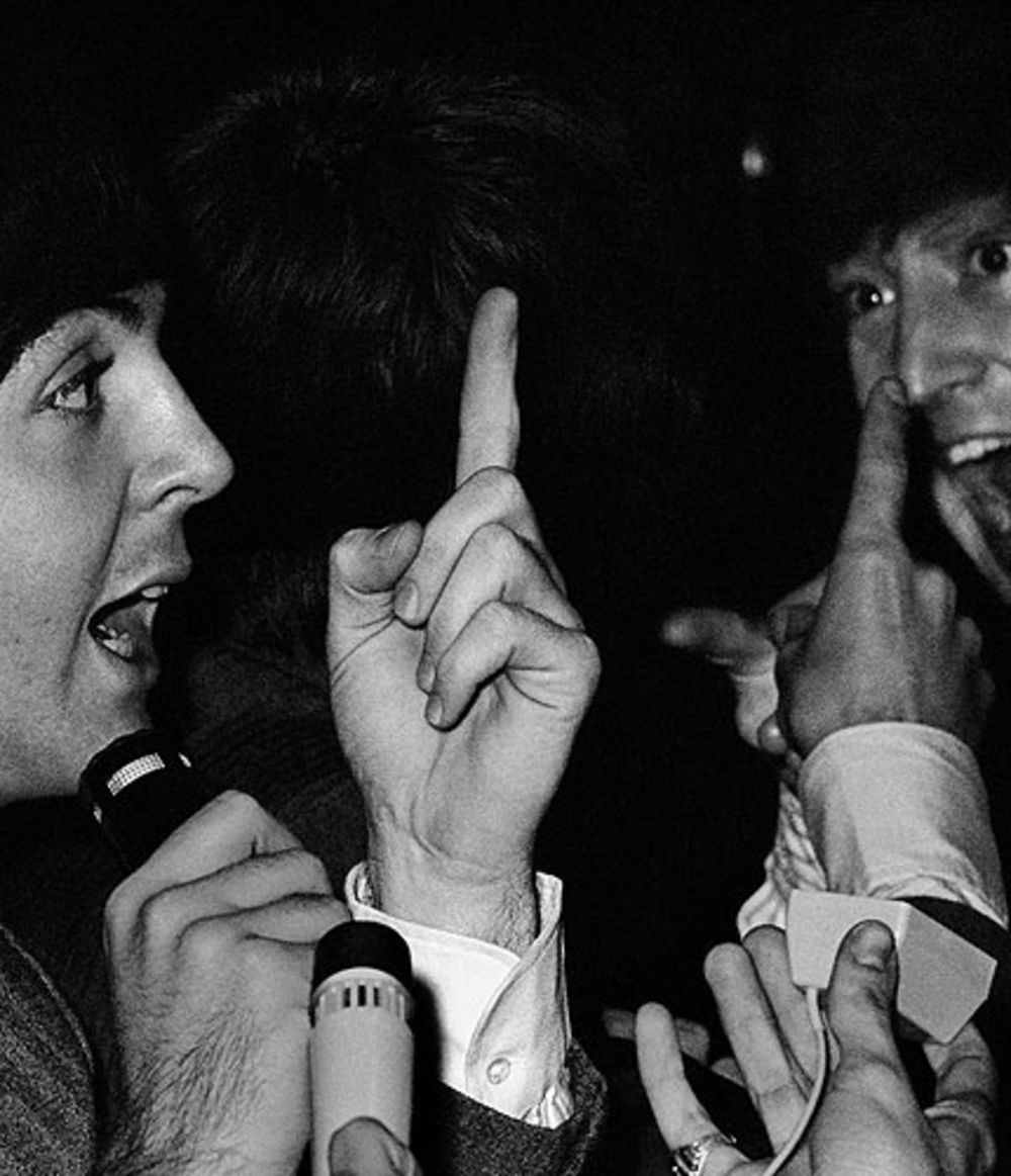 Svoj prvi koncert u Americi legendarna grupa Bitlsi održala je u Koloseumu u Vašingtonu. Nezaboravnu četvorku, koju su činili Džon Lenon, Pol Makartni, Džordž Harison i Ringo Star, tom prilikom je iz prikrajka fotografisao osamnaestogodišnji Majk Mičel, ali se