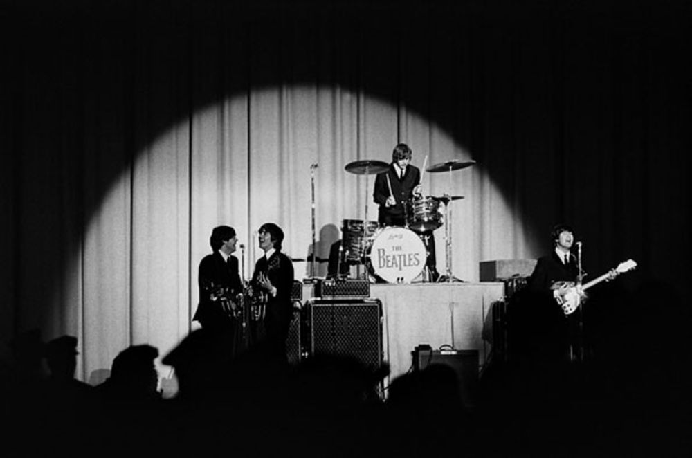 Svoj prvi koncert u Americi legendarna grupa Bitlsi održala je u Koloseumu u Vašingtonu. Nezaboravnu četvorku, koju su činili Džon Lenon, Pol Makartni, Džordž Harison i Ringo Star, tom prilikom je iz prikrajka fotografisao osamnaestogodišnji Majk Mičel, ali se