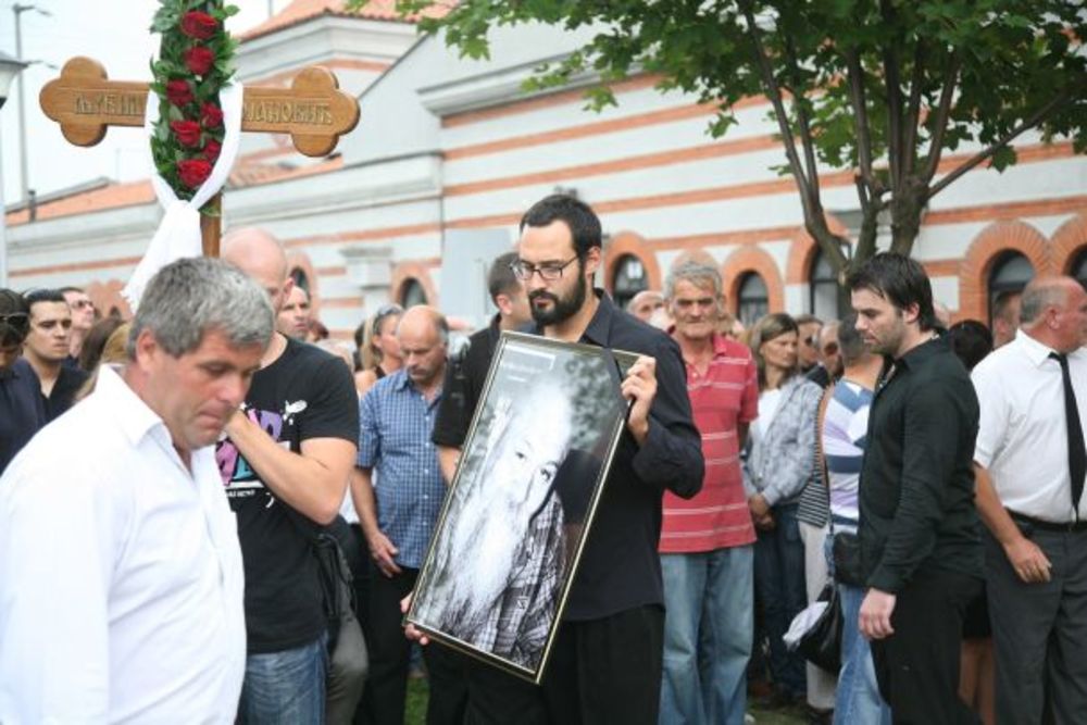 Pevač Ljubiša Stojanović Luis sahranjen je danas na groblju Zbeg u Borči u prisustvu članova porodice i mnogobrojnih kolega