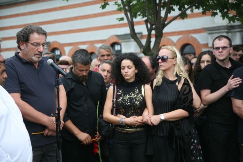 Pevač Ljubiša Stojanović Luis sahranjen je danas na groblju Zbeg u Borči u prisustvu članova porodice i mnogobrojnih kolega