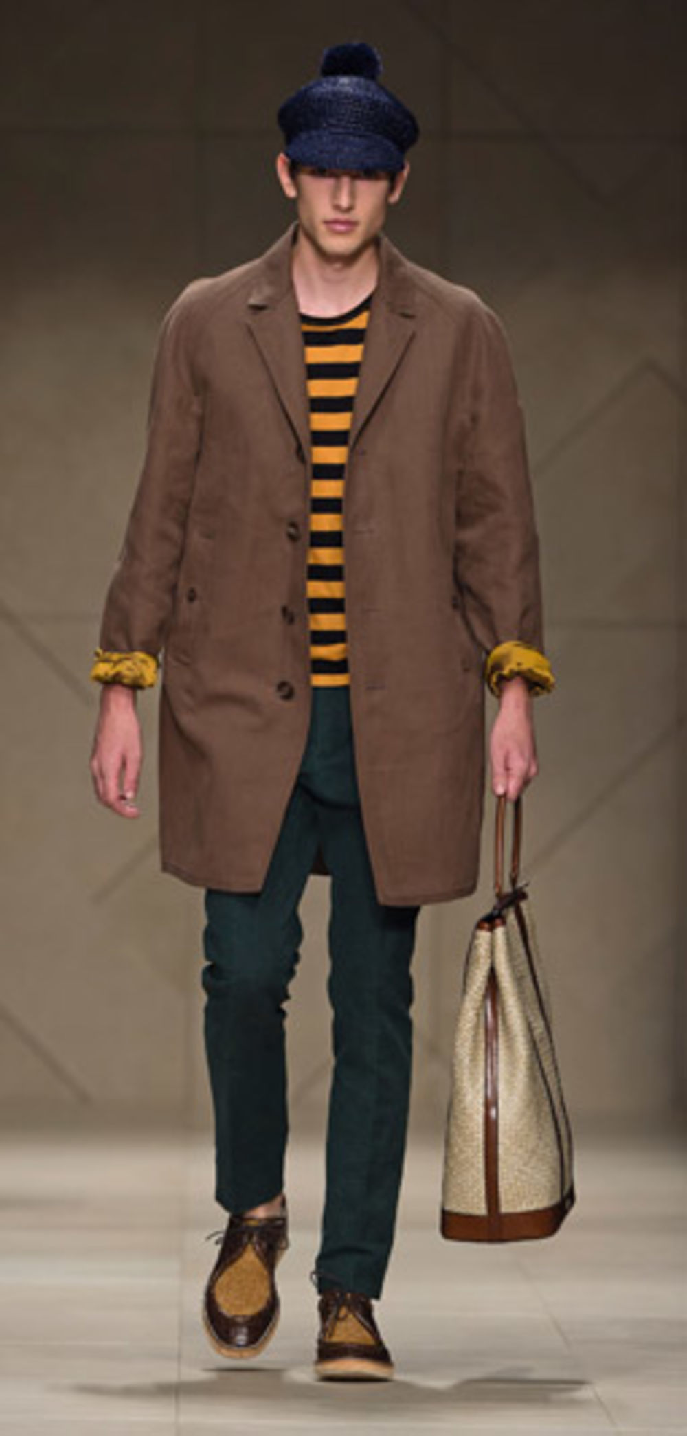 Nova kolekcija modnog brenda Burberry namenjena muškarcima za proleće - leto 2012. godine predstavljena je u Milanu na muškoj Nedelji mode. Najnoviji modeli bogati su koloritom, a kao osnovne boje korišćene su plava i već prepoznatljiva braon nijansa. Svi mode