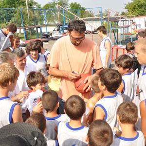 Vlade Divac posetio dečiji košarkaški kamp u Rumuniji