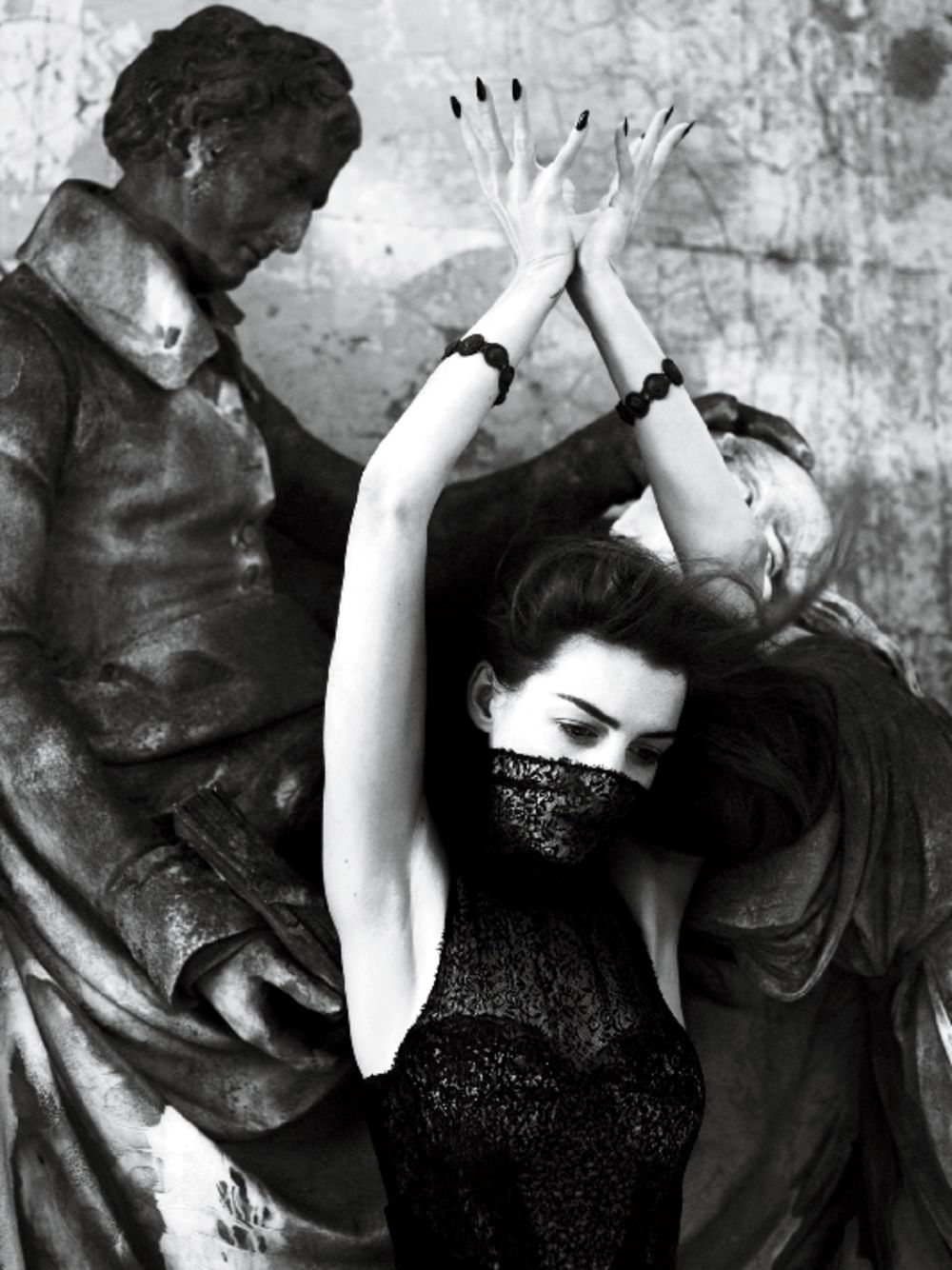 Uvek slatka i nasmejana glumica En Hatavej osvanula je na naslovnici najnovijeg magazina Interview za čiji editorijal je pozirala u jednom krajnje neočekivano turobnom, a opet erotičnom izdanju, odevena poput junakinje neke od zastrašujućih priča iz pera majst