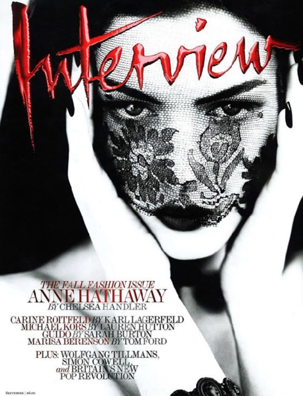 Uvek slatka i nasmejana glumica En Hatavej osvanula je na naslovnici najnovijeg magazina Interview za čiji editorijal je pozirala u jednom krajnje neočekivano turobnom, a opet erotičnom izdanju, odevena poput junakinje neke od zastrašujućih priča iz pera majst