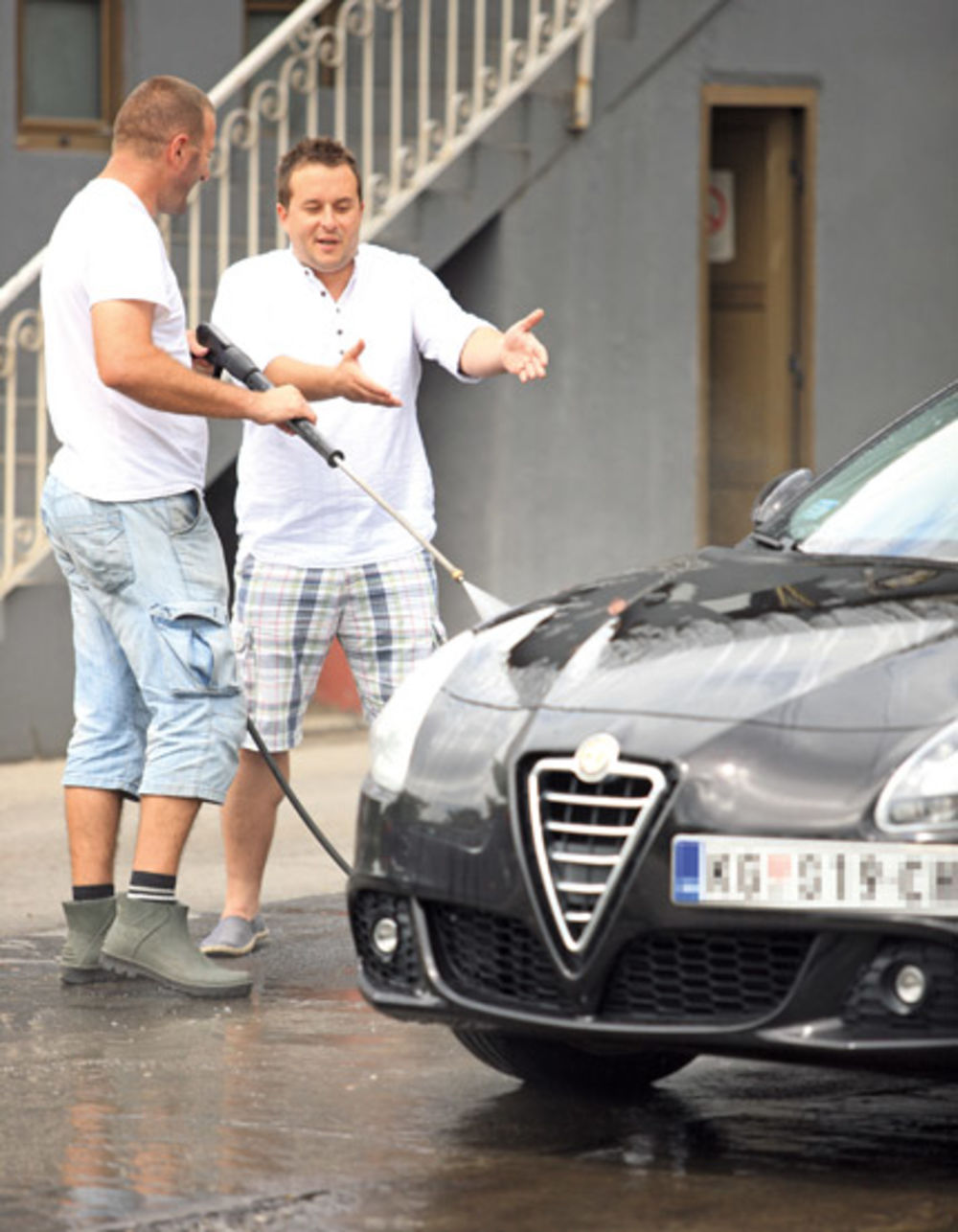 Voditelj Ivan Ivanović (35) izuzetno je dobar vozač i istinski zaljubljenik u automobile, a svoju ljubimicu Alfu Romeo Giuliettu, naprosto obožava i redovno održava.