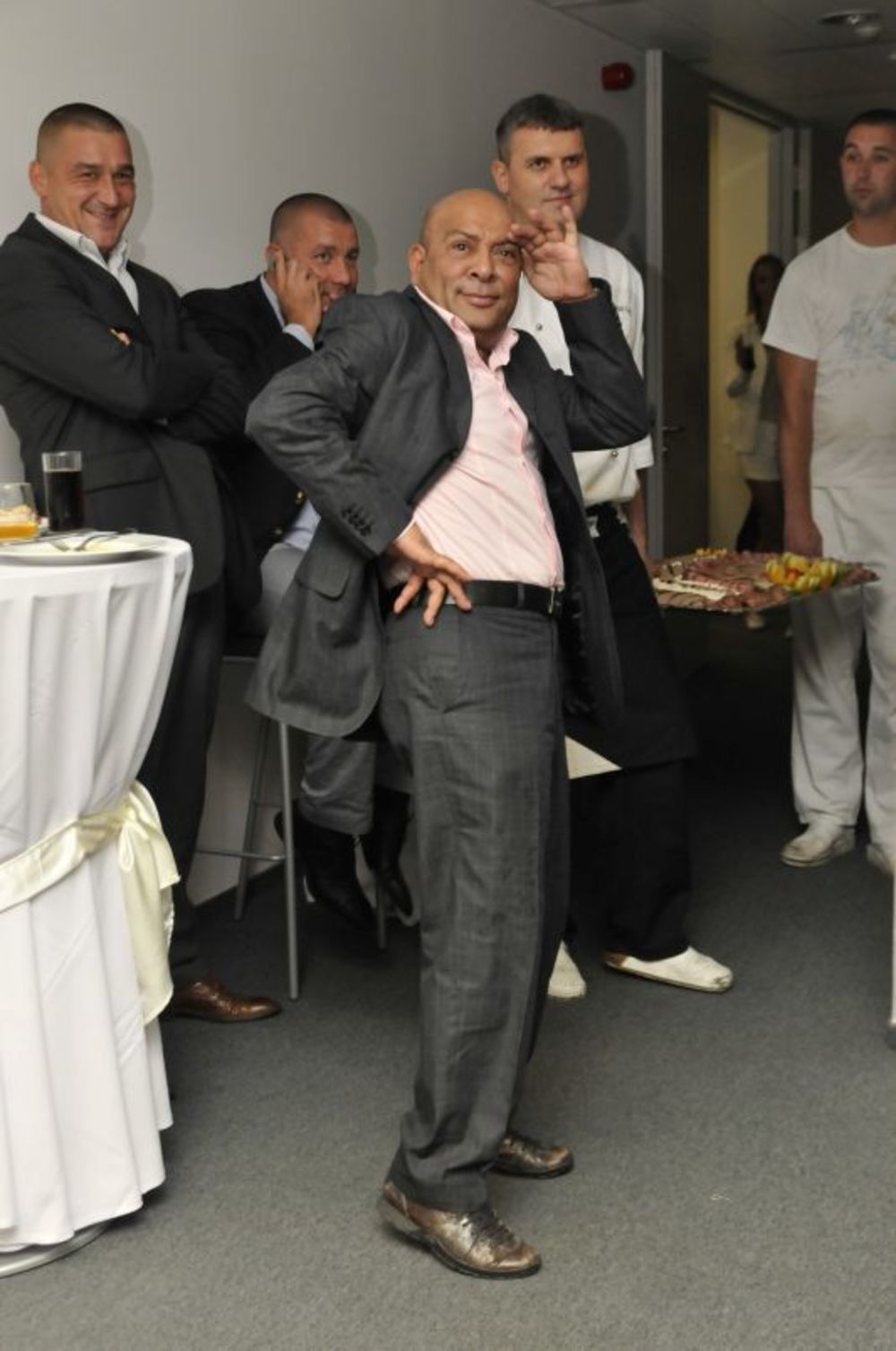 U restoranu Valcer sinoć je održana večera povodom Pal Zileri jubileja, petnaest godina postojanja u Srbiji, a među poznatim zvanicama bili su Džej, Vanja Bulić, Oliver Njego, Cune Gojković, Srđan Predojević, Merima Njegomir, Ekstra Nena, Slađana Delibašić, Mi