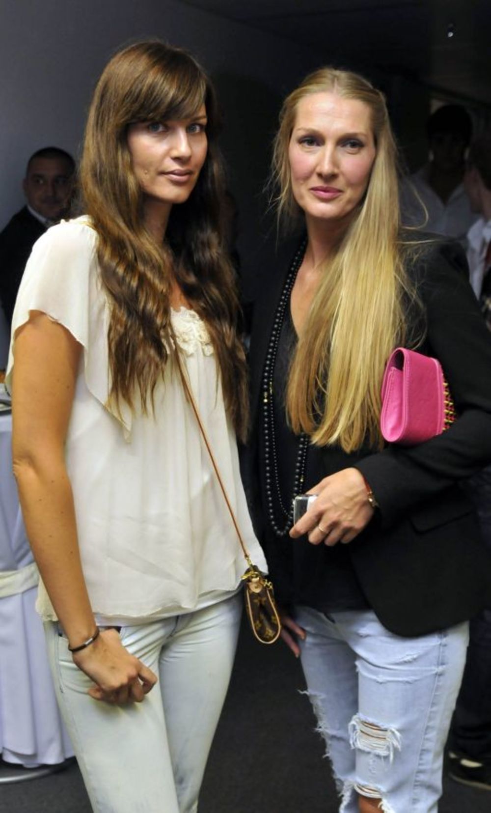 U restoranu Valcer sinoć je održana večera povodom Pal Zileri jubileja, petnaest godina postojanja u Srbiji, a među poznatim zvanicama bili su Džej, Vanja Bulić, Oliver Njego, Cune Gojković, Srđan Predojević, Merima Njegomir, Ekstra Nena, Slađana Delibašić, Mi