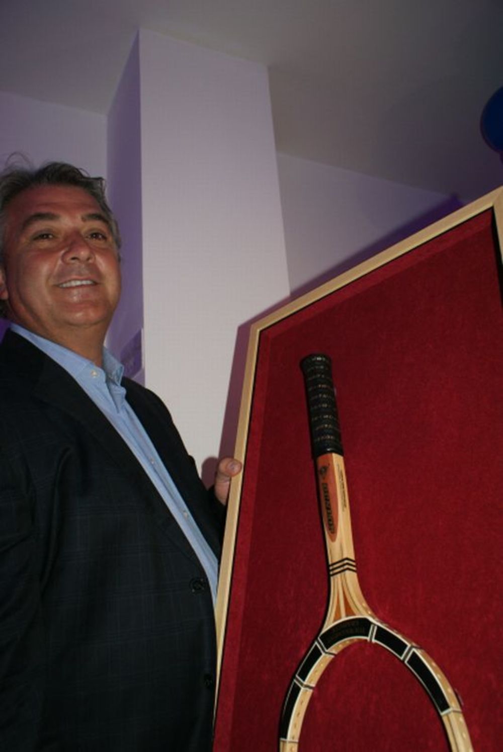 Velikom žurkom i uz bogatu trpezu u hotel Hollywood  u Sarajevu jedan od najpoznatijih jugoslovenskih umetinka Edin Hadžihafizbegović obeležio je svoj jubilarni 50. rođendan. Veliku proslavu svojim dolaskom su uveličale najveće zvezde iz regiona, a u pesmu i p