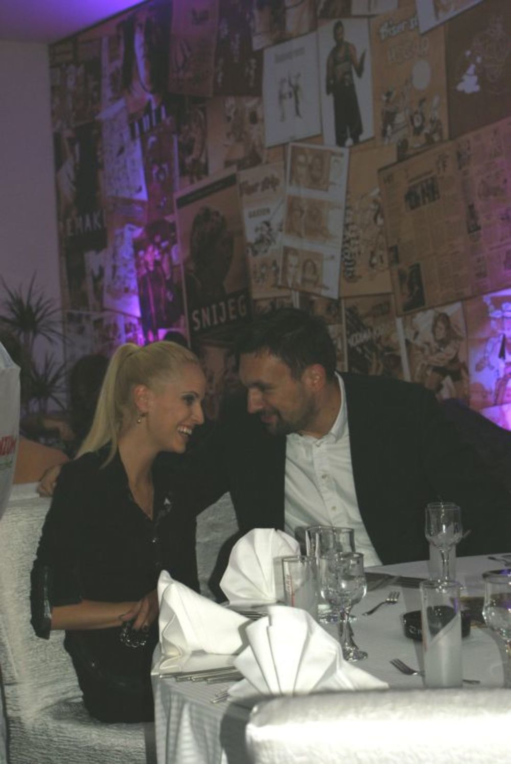 Velikom žurkom i uz bogatu trpezu u hotel Hollywood  u Sarajevu jedan od najpoznatijih jugoslovenskih umetinka Edin Hadžihafizbegović obeležio je svoj jubilarni 50. rođendan. Veliku proslavu svojim dolaskom su uveličale najveće zvezde iz regiona, a u pesmu i p