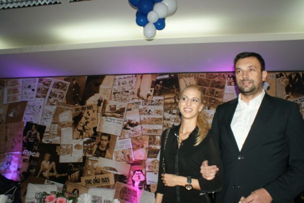 Velikom žurkom i uz bogatu trpezu u hotel Hollywood  u Sarajevu jedan od najpoznatijih jugoslovenskih umetinka Edin Hadžihafizbegović obeležio je svoj jubilarni 50. rođendan. Veliku proslavu svojim dolaskom su uveličale najveće zvezde iz regiona, a u pesmu i p