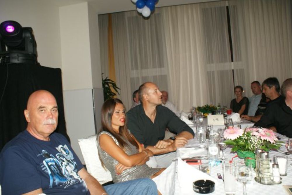 Velikom žurkom i uz bogatu trpezu u hotel Hollywood  u Sarajevu jedan od najpoznatijih jugoslovenskih umetinka Edin Hadžihafizbegović obeležio je svoj jubilarni 50. rođendan. Veliku proslavu svojim dolaskom su uveličale najveće zvezde iz regiona, a u pesmu i p