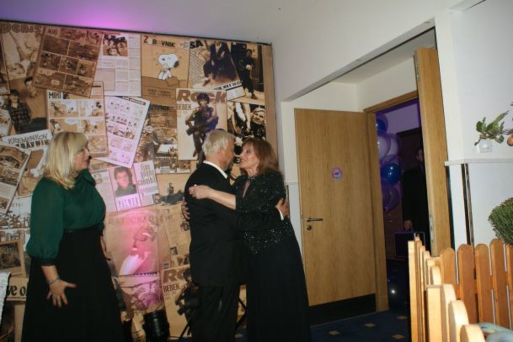 Velikom žurkom i uz bogatu trpezu u hotel Hollywood  u Sarajevu jedan od najpoznatijih jugoslovenskih umetinka Edin Hadžihafizbegović obeležio je svoj jubilarni 50. rođendan. Veliku proslavu svojim dolaskom su uveličale najveće zvezde iz regiona, a u pesmu i p