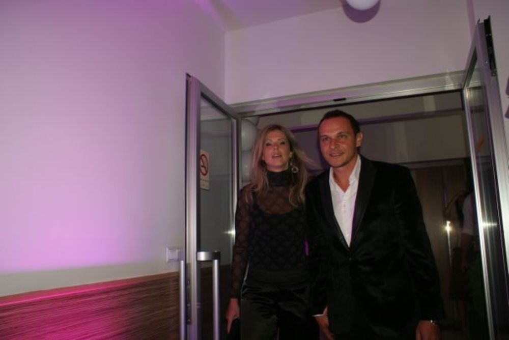 Velikom žurkom i uz bogatu trpezu u hotel Hollywood  u Sarajevu jedan od najpoznatijih jugoslovenskih umetinka Edin Hadžihafizbegović obeležio je svoj jubilarni 50. rođendan. Veliku proslavu svojim dolaskom su uveličale najveće zvezde iz regiona, a u pesmu i p