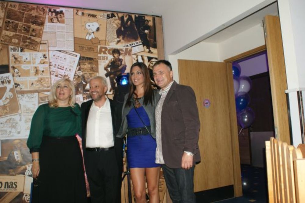 Velikom žurkom i uz bogatu trpezu u hotel Hollywood  u Sarajevu jedan od najpoznatijih jugoslovenskih umetinka Edin Hadžihafizbegović obeležio je svoj jubilarni 50. rođendan. Veliku proslavu svojim dolaskom su uveličale najveće zvezde iz regiona, a u pesmu i p