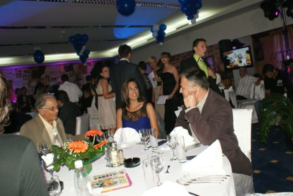 Velikom žurkom i uz bogatu trpezu u hotel Hollywood  u Sarajevu jedan od najpoznatijih jugoslovenskih umetinka Edin Hadžihafizbegović obeležio je svoj jubilarni 50. rođendan. Veliku proslavu svojim dolaskom su uveličale najveće zvezde iz regiona, a u pesmu i p