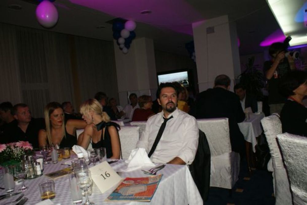 Velikom žurkom i uz bogatu trpezu u hotel Hollywood  u Sarajevu jedan od najpoznatijih jugoslovenskih umetinka Edin Hadžihafizbegović obeležio je svoj jubilarni 50. rođendan. Veliku proslavu svojim dolaskom su uveličale najveće zvezde iz regiona, a u pesmu i p