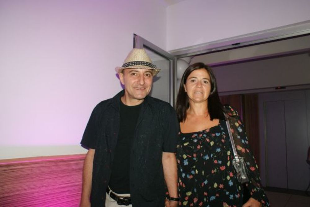 Velikom žurkom i uz bogatu trpezu u hotel Hollywood  u Sarajevu jedan od najpoznatijih jugoslovenskih umetinka Edin Hadžihafizbegović obeležio je svoj jubilarni 50. rođendan. Veliku proslavu svojim dolaskom su uveličale najveće zvezde iz regiona, a u pesmu i p