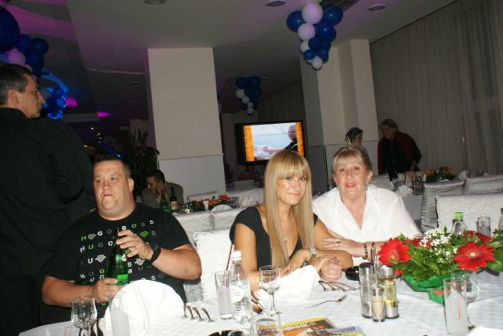 Velikom žurkom i uz bogatu trpezu u hotel Hollywood  u Sarajevu jedan od najpoznatijih jugoslovenskih umetinka Edin Hadžihafizbegović obeležio je svoj jubilarni 50. rođendan. Veliku proslavu svojim dolaskom su uveličale najveće zvezde iz regiona, a u pesmu i p