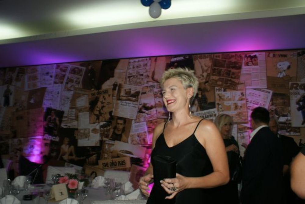 Velikom žurkom i uz bogatu trpezu u hotel Hollywood  u Sarajevu jedan od najpoznatijih jugoslovenskih umetinka Edin Hadžihafizbegović obeležio je svoj jubilarni 50. rođendan. Veliku proslavu svojim dolaskom su uveličale najveće zvezde iz regiona, a u pesmu i p