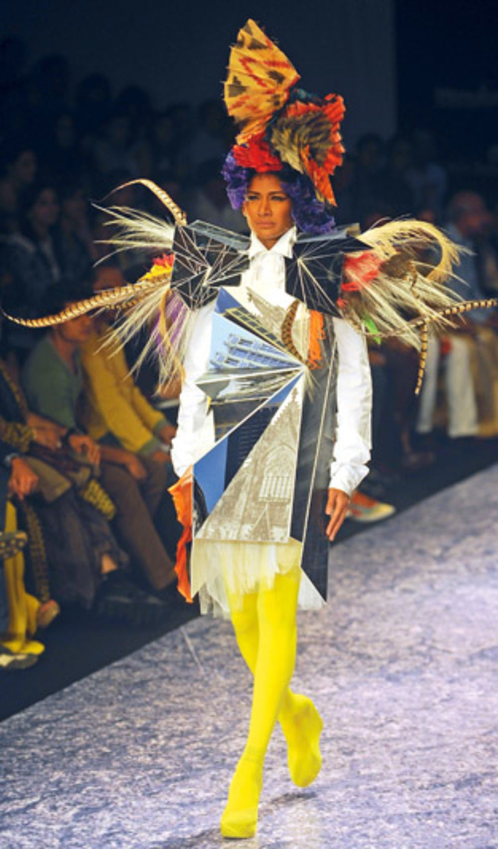 Na Nedelji visoke mode u Mumbaju, indijski kreatori potrudili su se da spoje tradicionalne i moderne detalje, posebno insistirajući na tome da kreacije budu optočene raskošnim detaljima