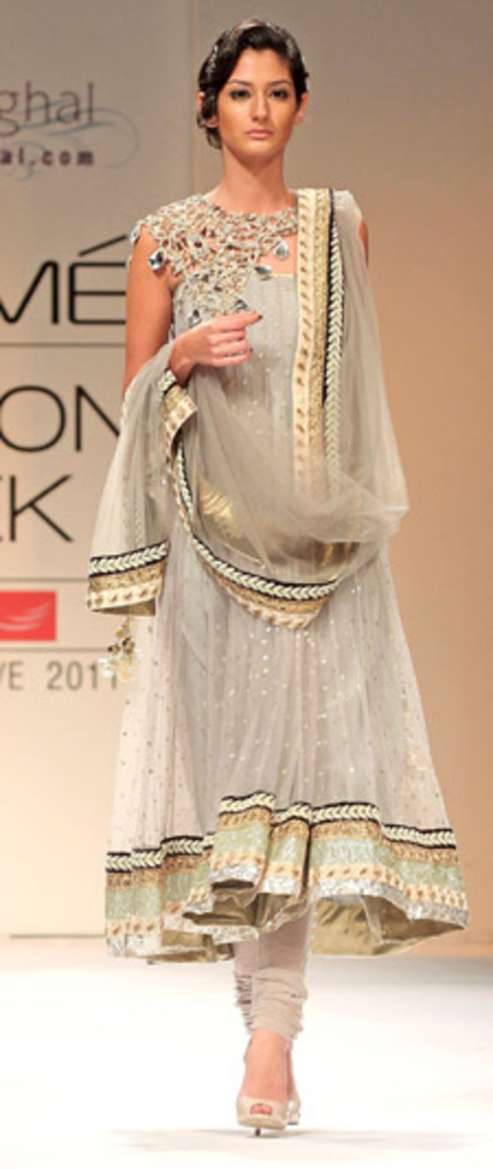 Na Nedelji visoke mode u Mumbaju, indijski kreatori potrudili su se da spoje tradicionalne i moderne detalje, posebno insistirajući na tome da kreacije budu optočene raskošnim detaljima