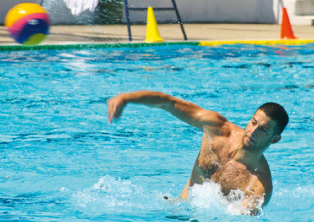 Nakon osvojene srebrne medalje u Šangaju, kapiten vaterpolo reprezentacije Vanja Udovičić (28) i dalje povremeno odlazi na bazen na Košutnjaku gde trenira kada je u Beogradu.
