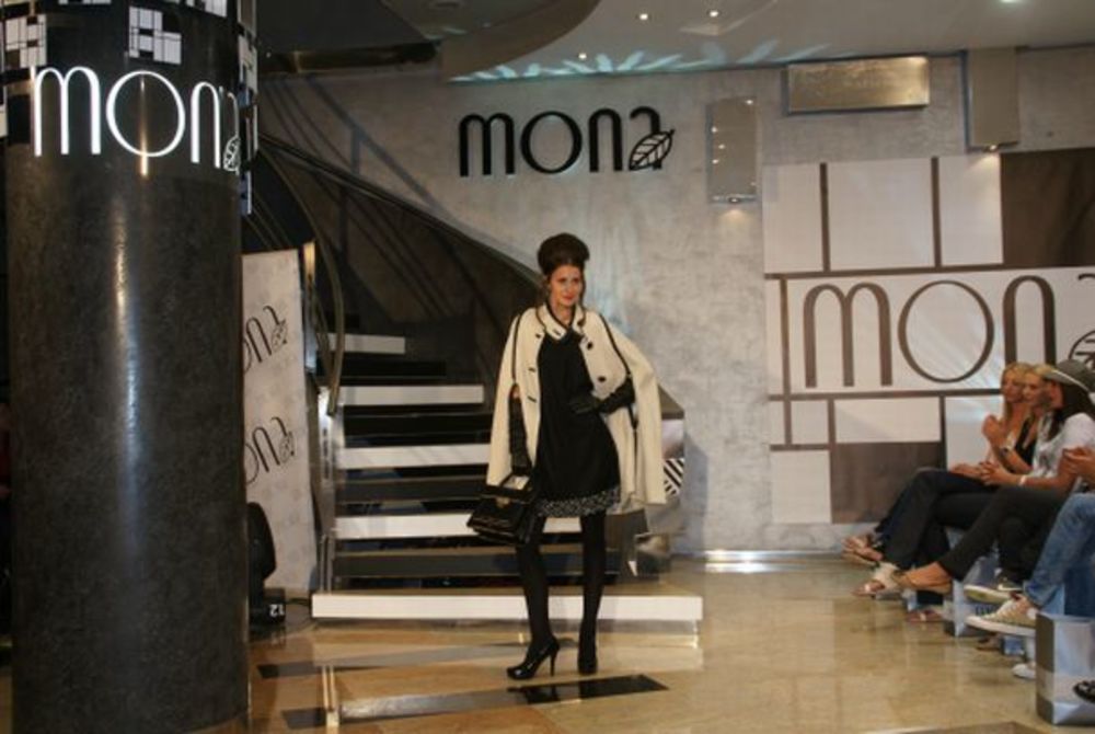 Ministarka omladine i sporta Snežana Samardžić-Marković, otvorila je modnu reviju modne kuće Mona, koja je održana u sklopu promocije Evropskog prvenstva u odbojci za žene, čiji su domaćini Republika Srbija I Italija. Naše odbojkašice su dobile na poklon odeću